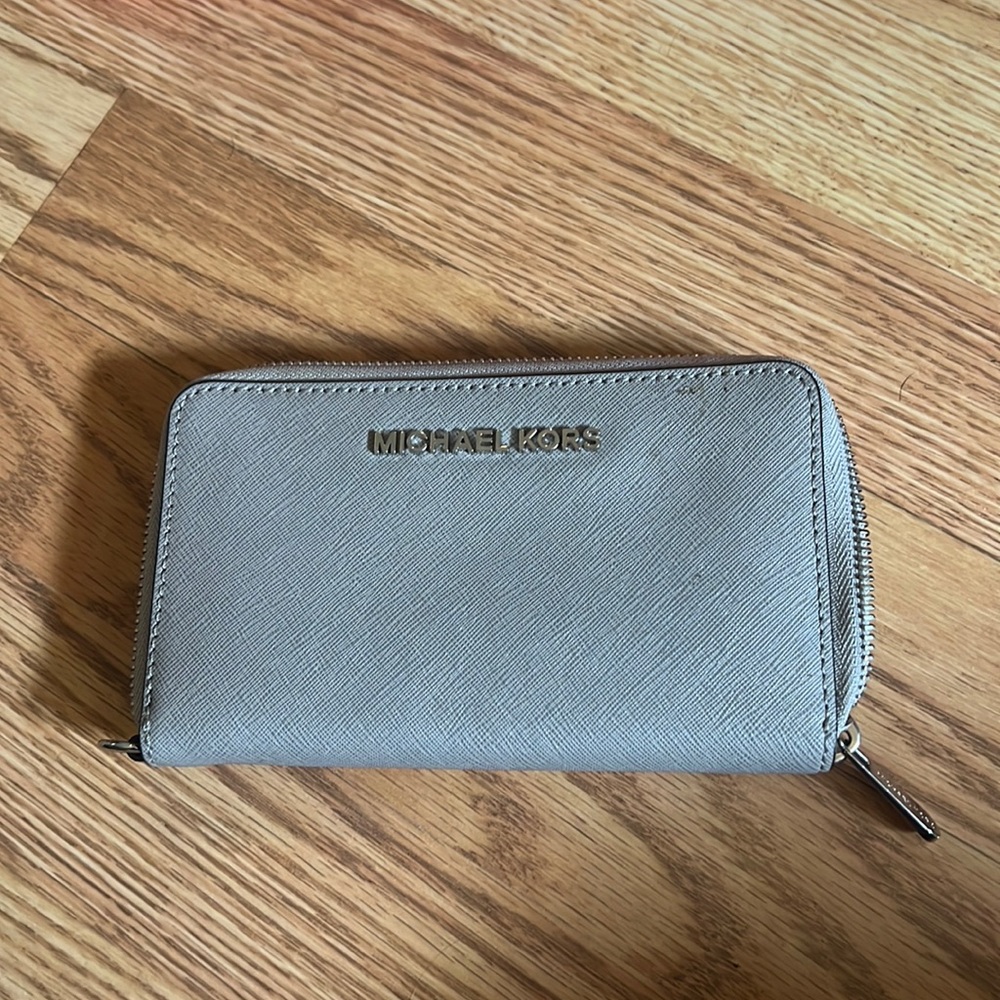 Michael kors wallet in gray